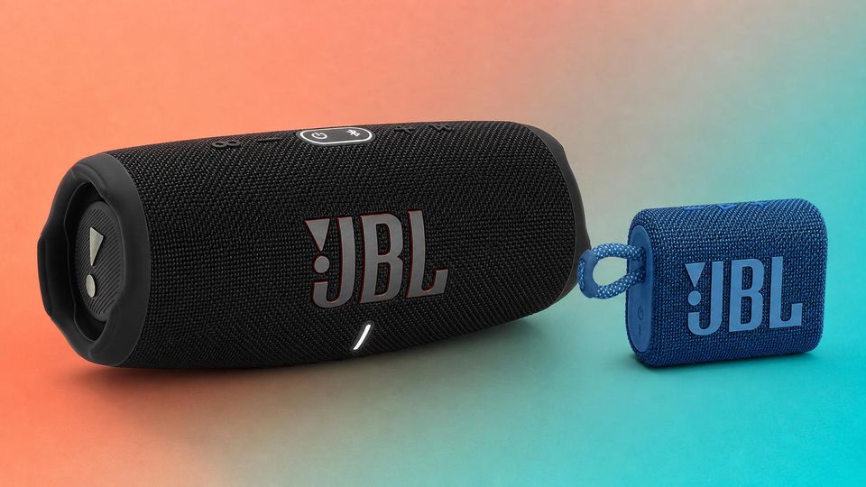 Ilustração editorial de uma caixa de som Bluetooth portátil em ambiente claro