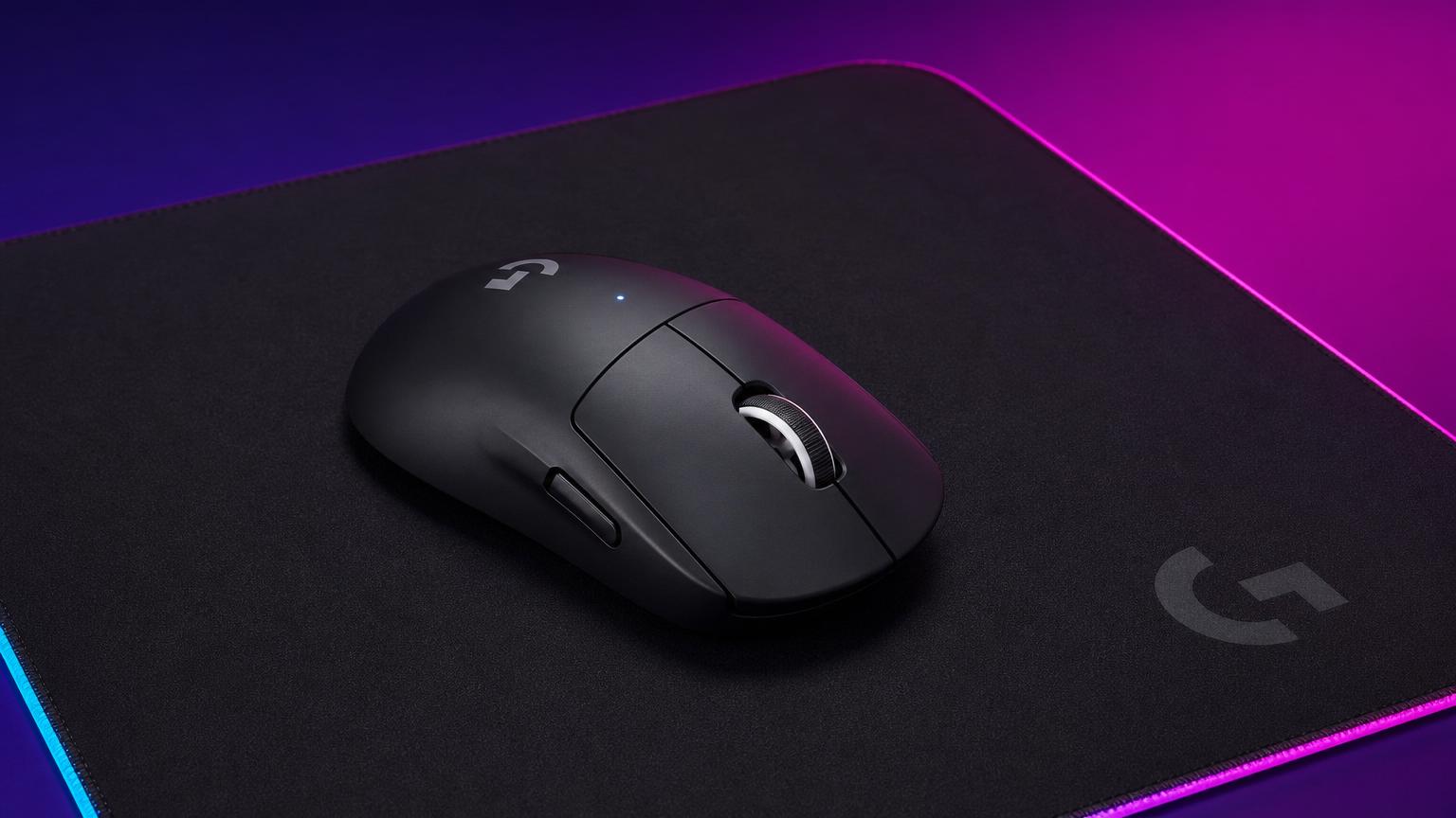 Ilustração editorial de um mouse gamer em uma superfície limpa