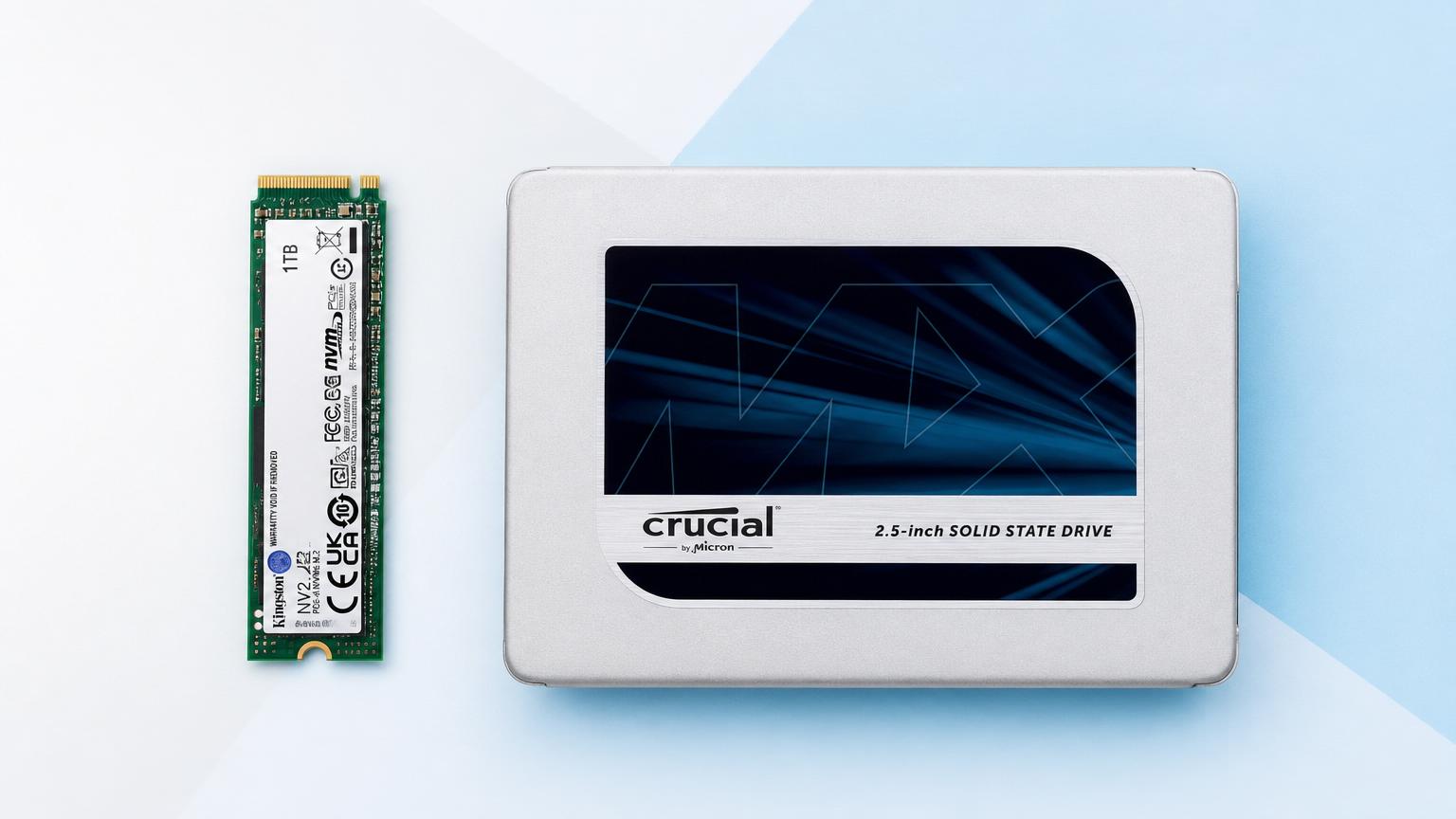 Ilustração editorial comparando um SSD SATA e um SSD NVMe
