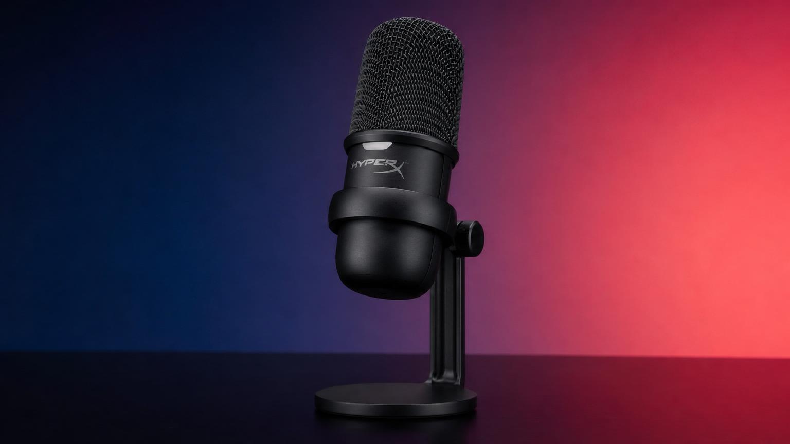 Microfone dinâmico USB em braço articulado com pop filter em home studio