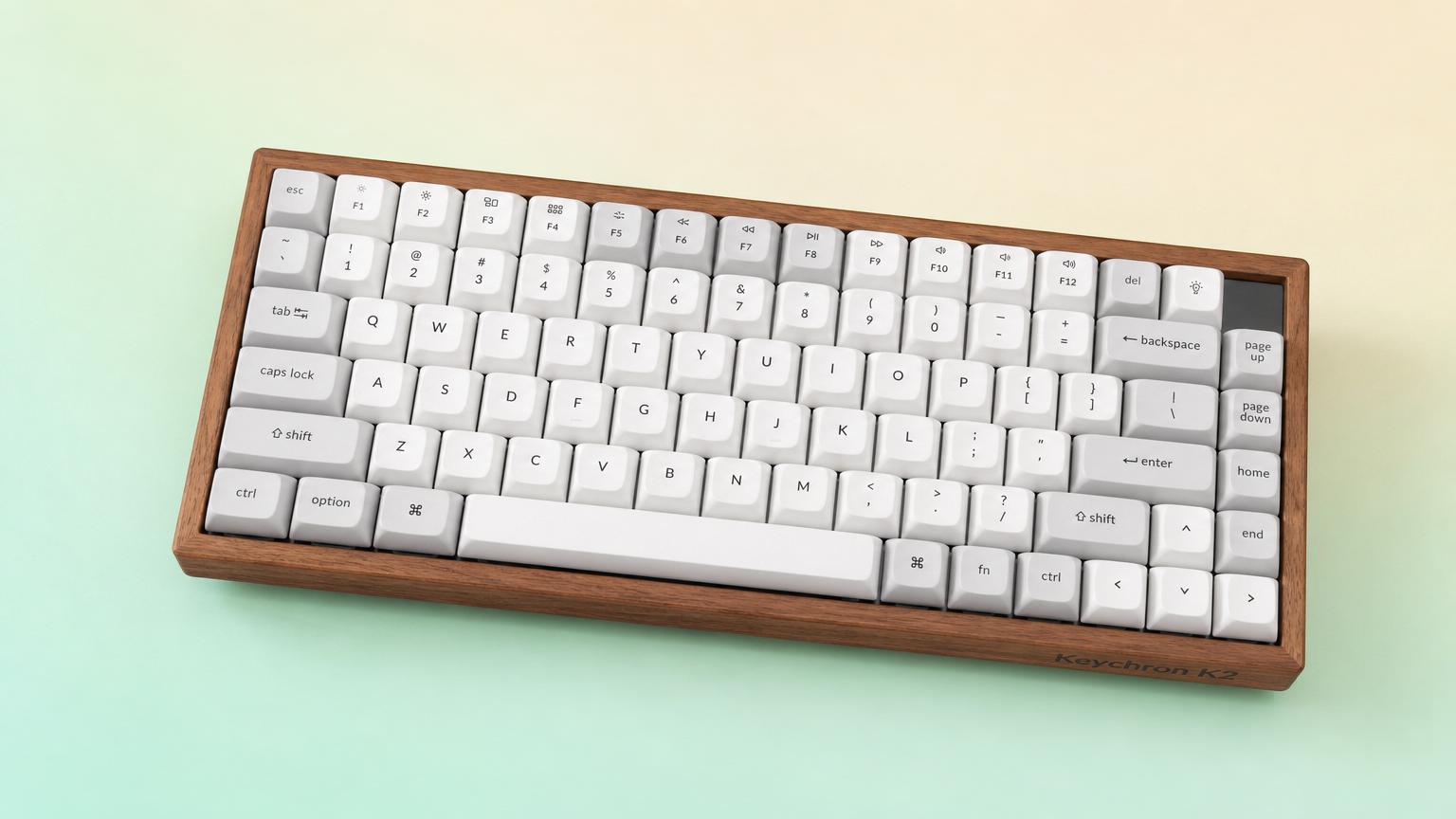 Teclado mecânico com switches silenciados sobre mesa de madeira